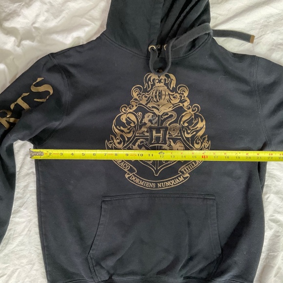 Hogwarts Hoodie (Women’s large) - Picture 5 of 8